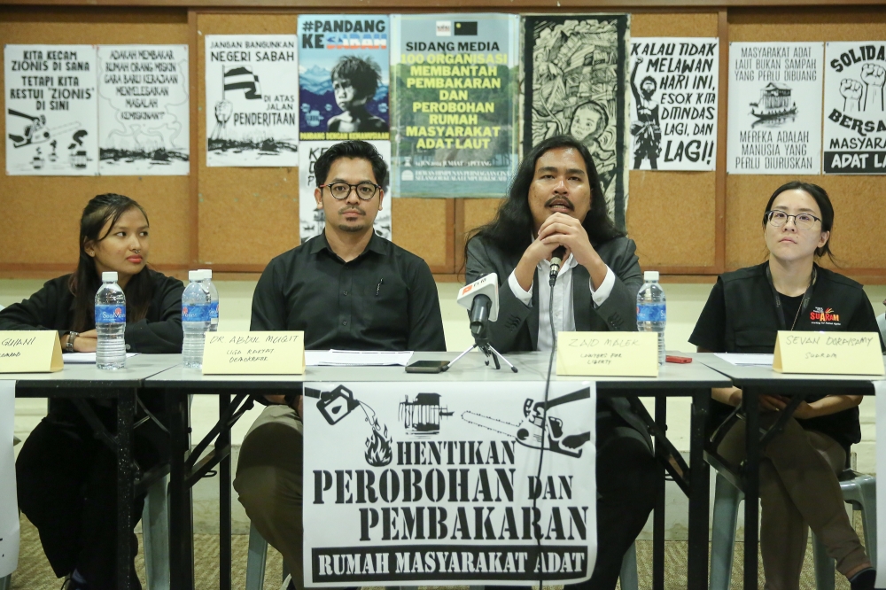 Youth activist group Liga Rakyat Demokratik (LRD) and 125 other civil societies have today called on Sabah authorities to stop all demolition works on the remaining Bajau Laut community in Semporna. — Picture by Yusof Mat Isa