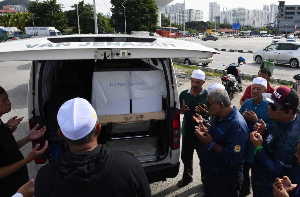 Accompanying Zulkifli on his final journey were his father Yusuf Abdullah, two of his siblings, relatives and representatives of the Alpine Club Malaysia (ACM). ― Bernama pic