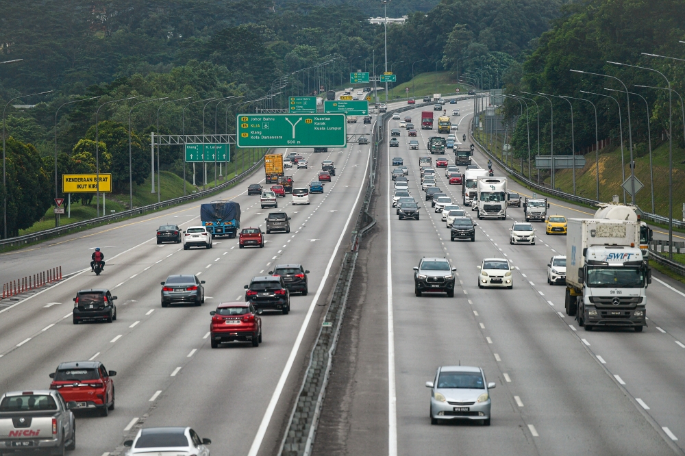 Traffic flow on the North-South Highway as people begin to return to their hometowns in conjunction with Hari Raya Aidil Adha which will be celebrated by Muslims on June 17 during a Bernama photo survey at the Sungai Buloh Bridge Treatment and Rest Area (RNR), June 15, 2024. — Bernama pic