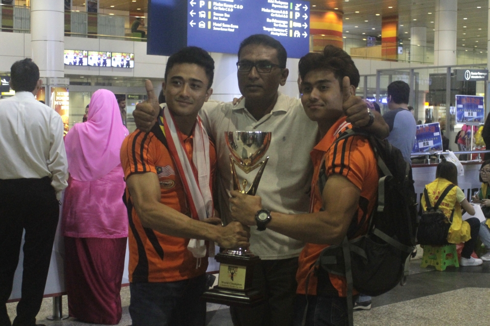 Zulhimi, his brother and father were also awarded the 2015 Keluarga Aktif by the Youth and Sports Ministry. — Picture courtesy of Zulhilmi Nadzeri