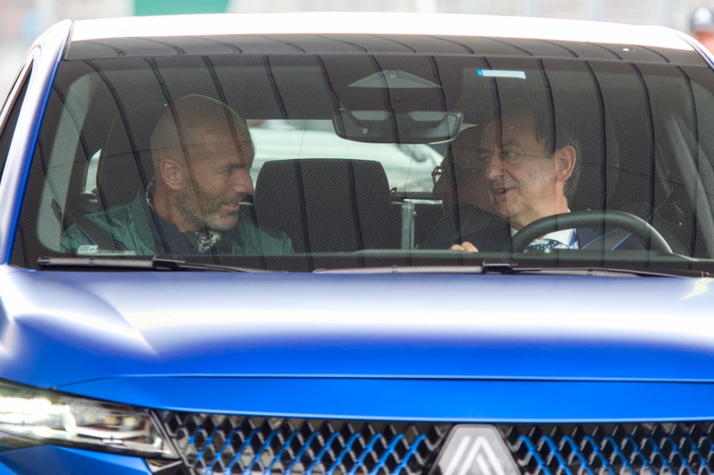 French former football player Zinedine Zidane (L) and President of 