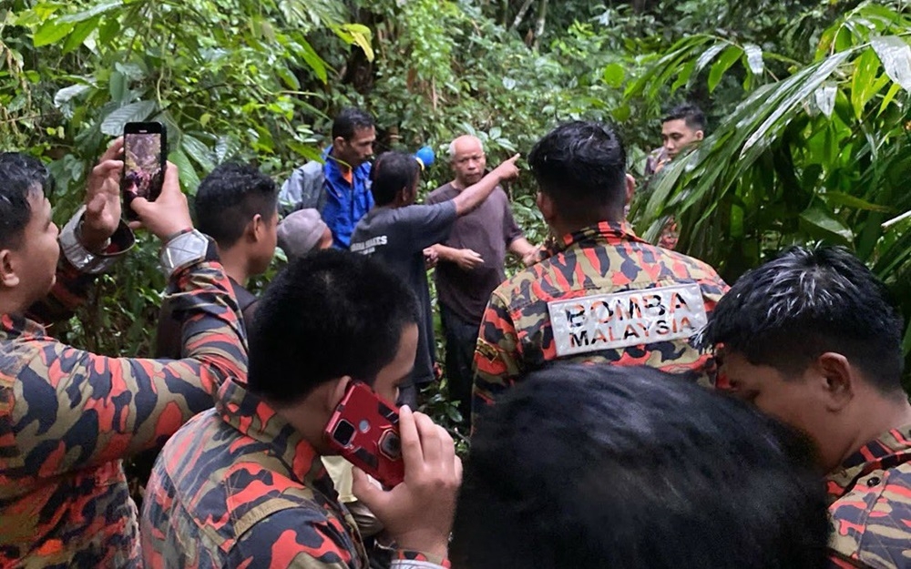 Selangor Fire and Rescue Department assistant direction of operations, Ahmad Mukhlis Mokhtar said the operation started at 8.30am with eight personnel of Kuala Kubu Baru Fire and Rescue Station. — Picture courtesy of Selangor Fire and Rescue Department