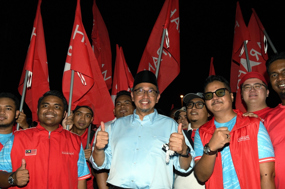 Candidate Joohari Ariffin (centre) with Pakatan Harapan supporters at the announcement event for the PH candidate contesting in the N.20 Sungai Bakap by-election in Nibong Tebal, June 12, 2024. — Bernama pic