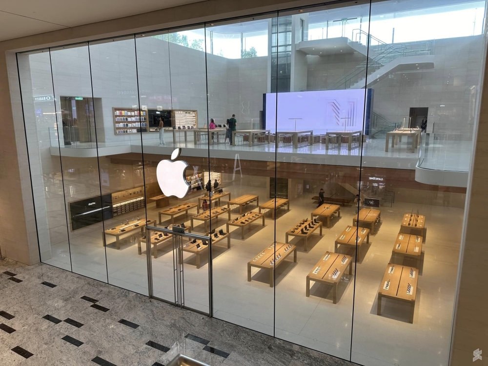 The view from outside of the Apple Store display area. — Picture via Twitter/soyacincau