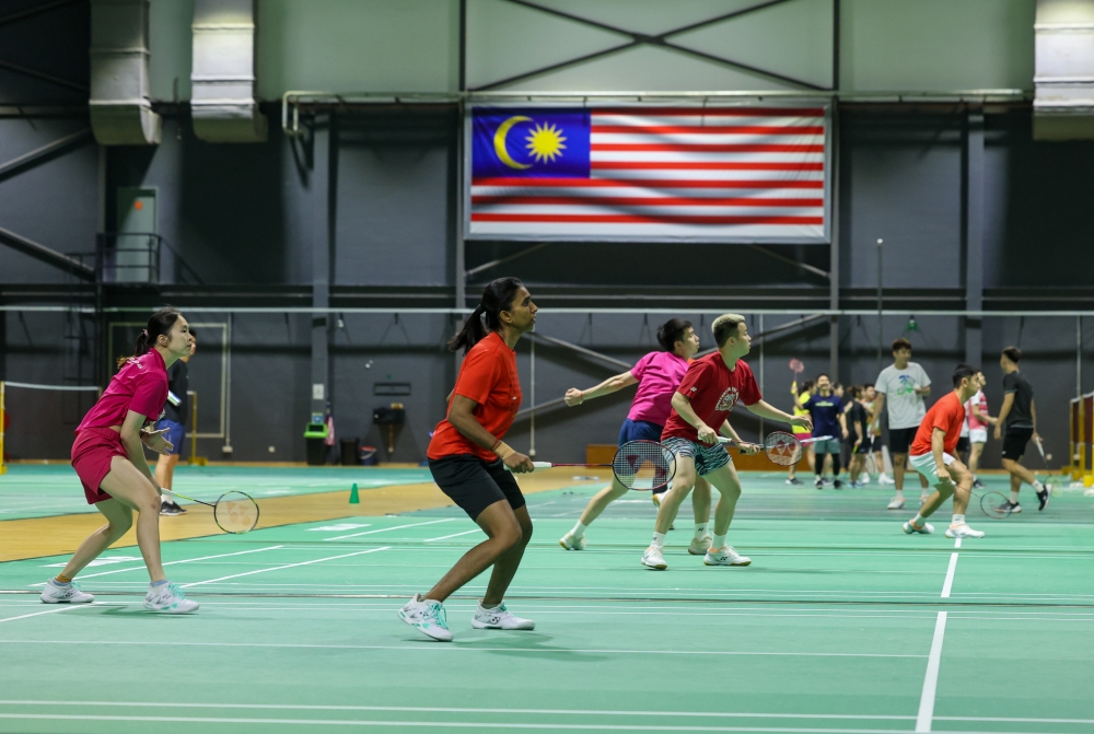 On entering the critical phase of facing the Paris 2024 Olympic Games test, the national badminton squad will attend ‘tuition’ classes by undergoing additional training at night. — Bernama pic