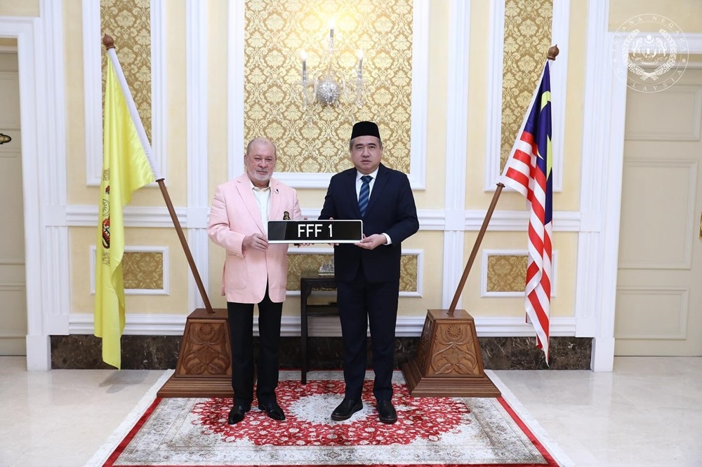 In a post on Sultan Ibrahim Sultan Iskandar's Facebook, the King hopes that the value of the bid channelled to the federal government would be used to help the people. ― Picture via Facebook/Sultan Ibrahim Sultan Iskandar