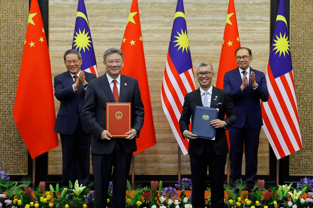 Prime Minister Datuk Seri Anwar Ibrahim, together with Chinese Premier Li Qiang witness the exchange of a memorandum of understanding (MOU) between Investment, Trade and Industry (Miti) Minister Tengku Zafrul Tengku Abdul Aziz and China’s Commerce Minister Wang Wentao at Perdana Putra yesterday.— Bernama pic