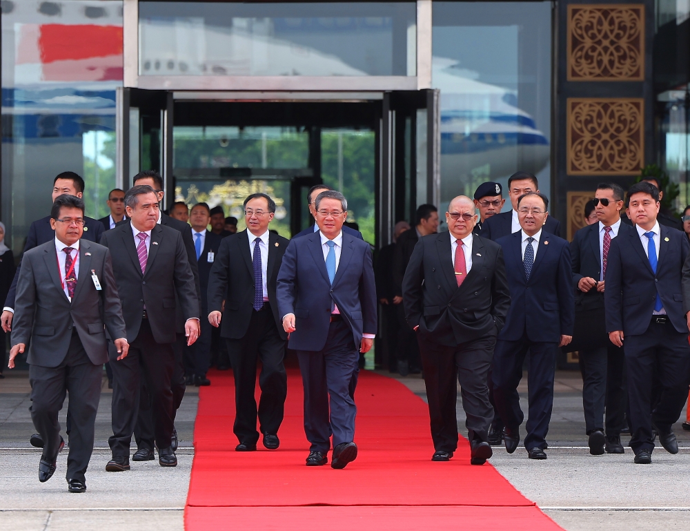 Chinese Premier Li Qiang (centre), accompanied by Transport Minister Anthony Loke Siew Fook (second from left), at the Bunga Raya Complex at Kuala Lumpur International Airport (KLIA) on June 20, 2024 after concluding a three-day official visit to Malaysia. Dewan Rakyat Speaker Tan Sri Johari Abdul (third from right) was also present. — Bernama pic 