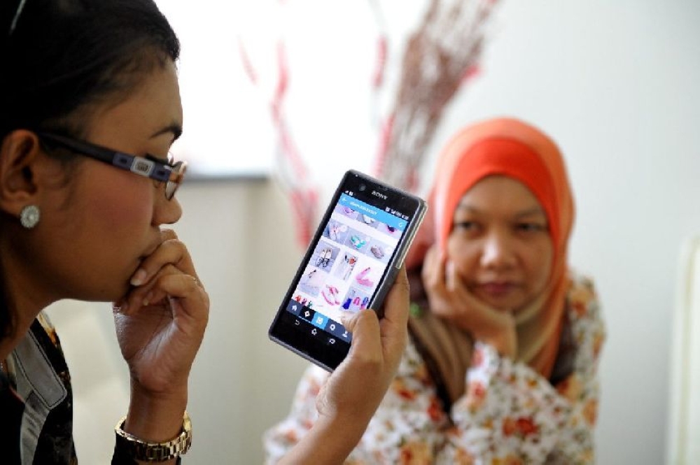 BNPL lending schemes that benefited from Covid-19 lockdowns that drove online shopping and spending are largely unregulated, exposing consumers to the risk of excessive borrowing. — Bernama pic