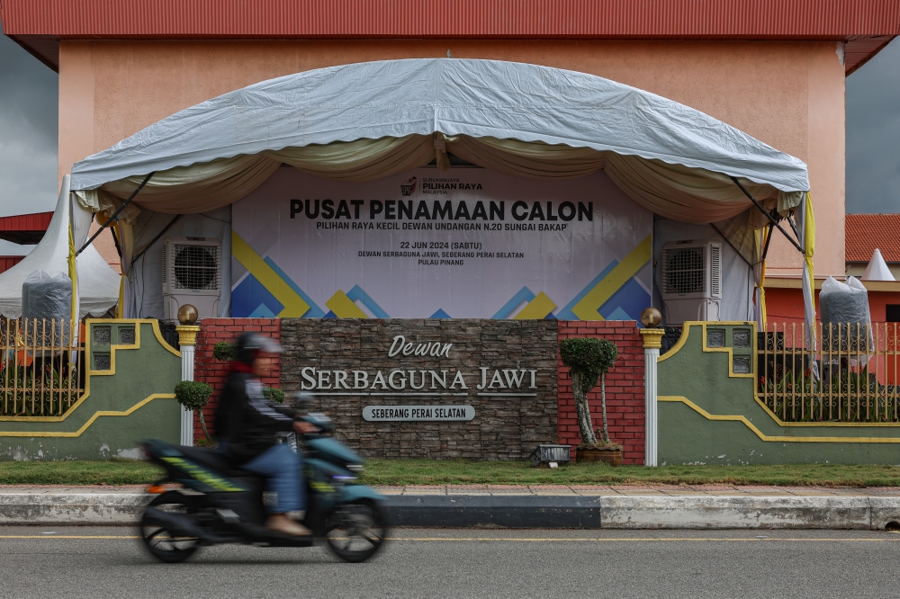 The Nomination Centre for the Sungai Bakap State Legislative Assembly (DUN) N.20 By-Election in Penang at the Sungai Jawi Multipurpose Hall in Nibong Tebal, June 21, 2024. Police have formed a special task force to monitor those playing up the sensitive topics of race, religion and royalty (3R) throughout the campaigning period for the Sungai Bakap by-election, which will kick off tomorrow. — Bernama pic 