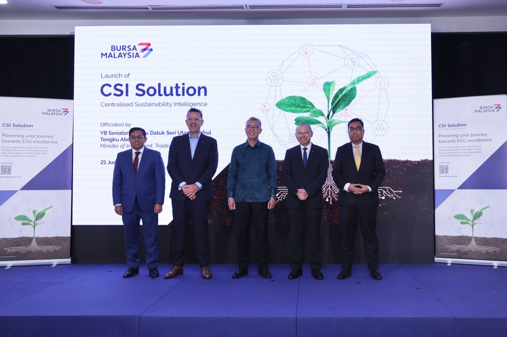 Investment, Trade and Industry Minister Datuk Seri Tengku Zafrul Abdul Aziz launches the Centralised Sustainability Intelligence (CSI) Solution at Bursa Malaysia, June 21, 2024. With him are Bursa Malaysia CEO Datuk Muhamad Umar Swift (2nd, left), Bursa Malaysia chairman Tan Sri Abdul Wahid Omar (2nd, right), Securities Commission Malaysia managing director Datuk Kamarudin Hashim (left) and Miti secretary-general Datuk Hairil Yahri Yaacob. — Bernama pic 