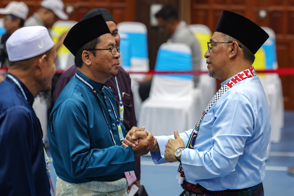 Pakatan Harapan candidate Joohari Ariffin (right) and Perikatan Nasional candidate Abidin Ismail (left) at the nomination centre for the Sungai Bakap by-election, held at the Sungai Jawi multipurpose hall in Nibong Tebal June 22, 2024. — Bernama pic