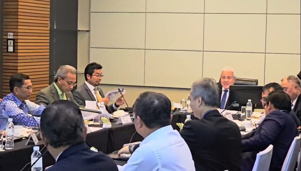 Deputy Premier Datuk Amar Awang Tengah Ali Hasan chairs the Sarawak Petroleum Advisory and Coordination Committee meeting. — The Borneo Post pic 
