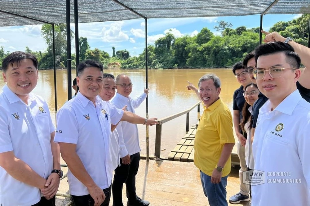 Deputy Premier Datuk Amar Dr Sim Kui Hian (centre) points at the site for the new bridge. Also present is JKR Sarawak director Cassidy Morris (4th left). — Picture via Facebook/Jabatan Kerja Raya Sarawak