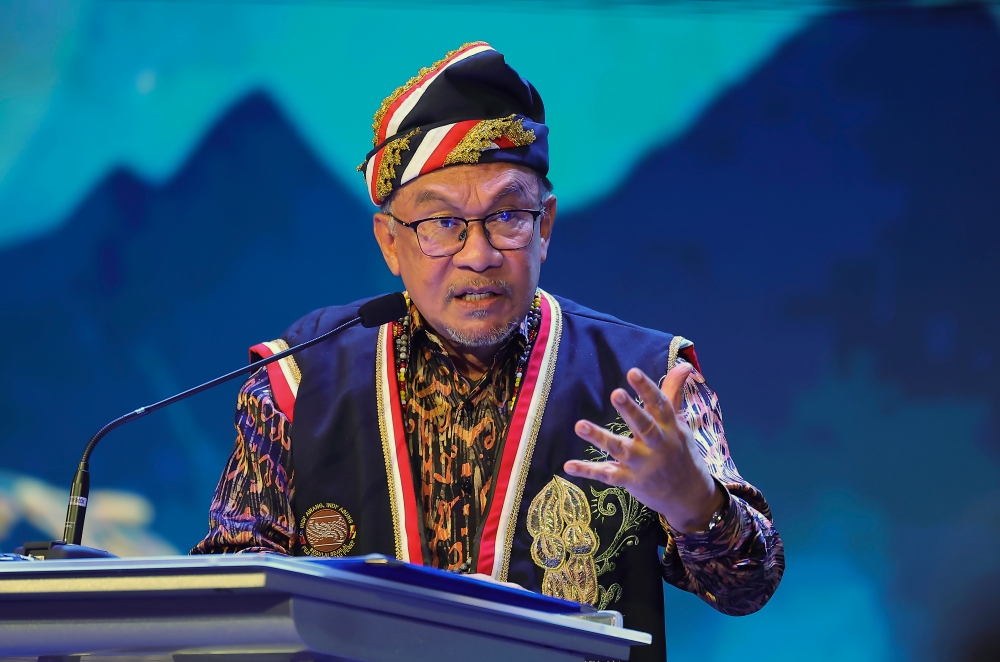 Prime Minister Datuk Seri Anwar Ibrahim said Sarawak has demonstrated impressive economic growth, contributing to increased interest from foreign investors. — Bernama pic