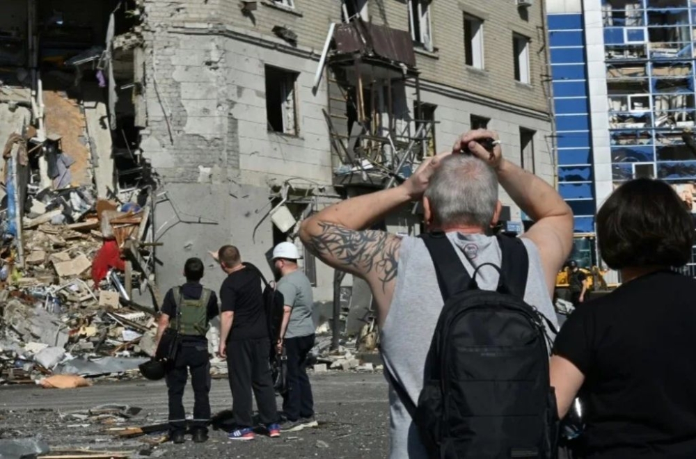 An aerial bomb hit an apartment block in the Ukrainian city of Kharkiv in Russia’s latest deadly attack. — AFP pic