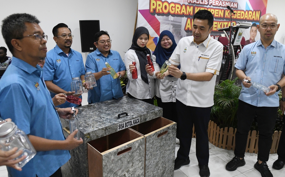 Penang Local Government, Town and Country Planning Committee chairman Jason H’ng Mooi Lye (2nd right) officiates the Waste To Wealth Environmental Awareness Campaign Programme at Sungai Bakap in Nibong Tebal June 23, 2024. — Bernama pic