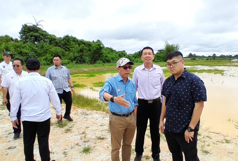 Minister of Food Industry, Commodity and Regional Development Datuk Sri Stephen Rundi Utom (3rd right) speaks to Onesmas Agriculture chief executive officer Alfred Sia (right) during the visit. — The Borneo Post pic