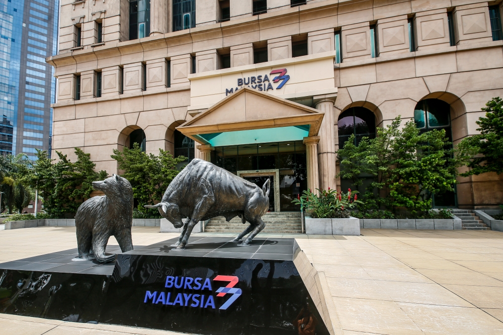 Local institutions returned to net buying last week, snapping up RM274 million worth of equities after two consecutive weeks of net selling, according to MIDF Research. — Picture by Hari Anggara