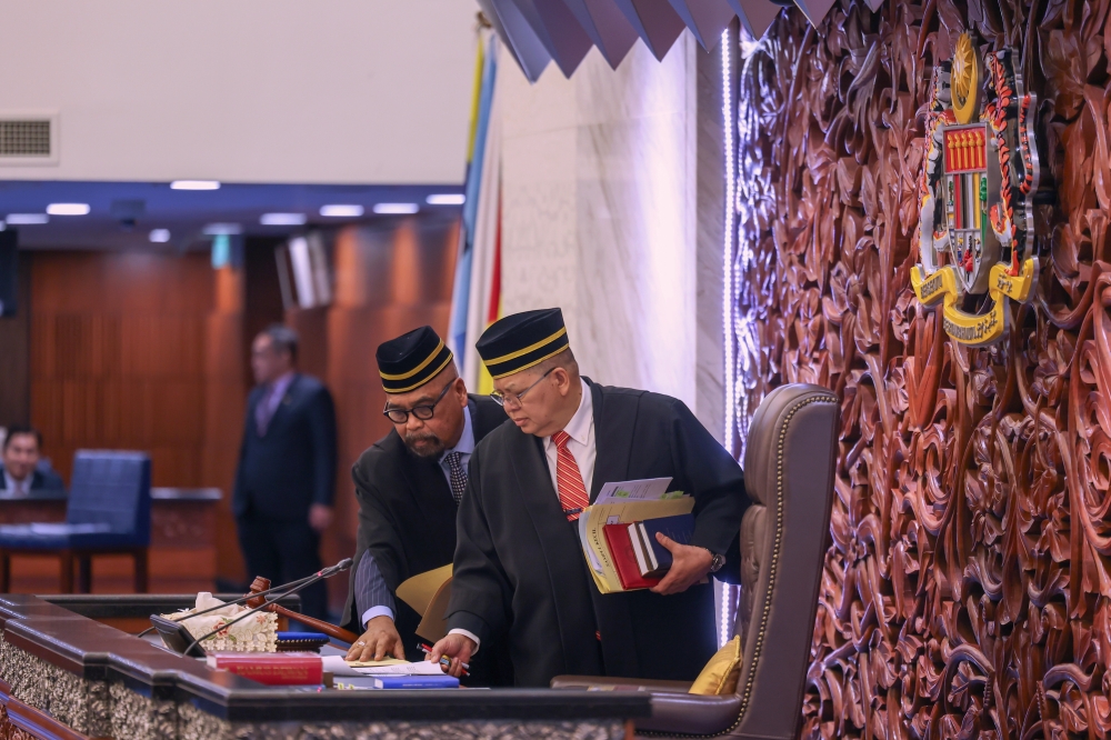 Dewan Rakyat Speaker Tan Sri Johari Abdul (right), in his address during the Second Meeting today, said that the next sitting will last for 35 days. — Bernama pic