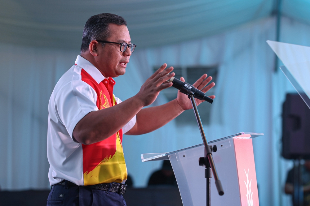 Selangor Menteri Besar Datuk Seri Amirudin Shari said the plan includes the development of a semiconductor park, which is currently being studied by Menteri Besar Selangor Incorporated. — Bernama pic