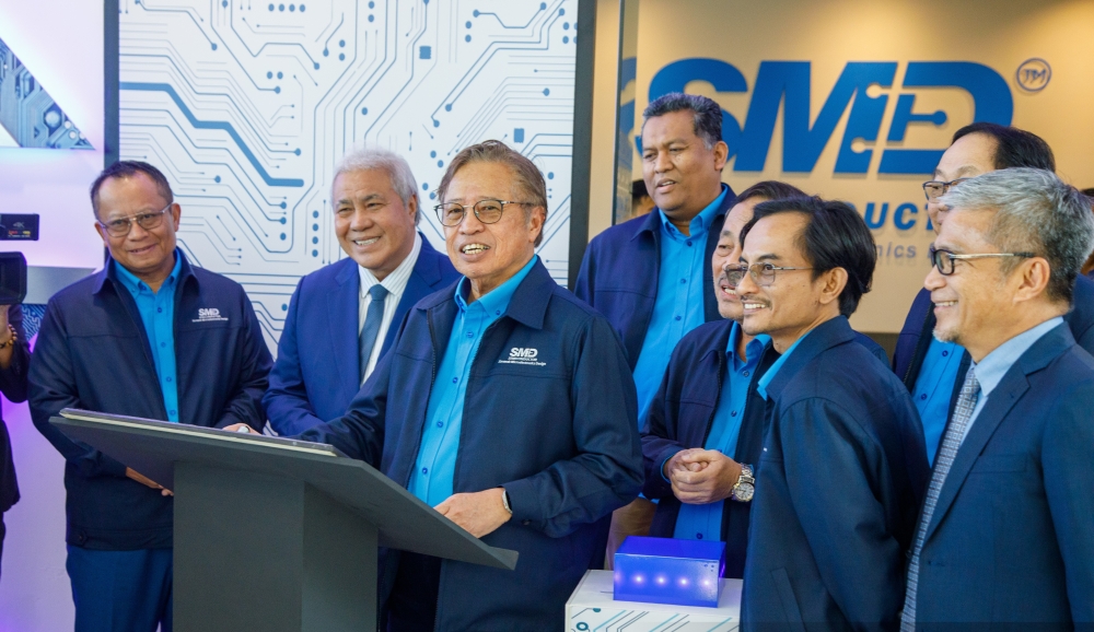 Premier Tan Sri Abang Johari Openg (centre) launches the SMD Semiconductor Sdn Bhd Design Centre, June 26, 2024. — Picture by Sarawak Public Communications Unit.