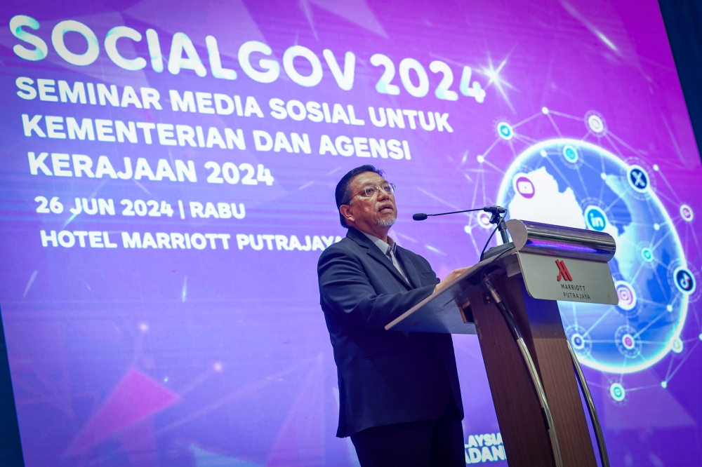 In his opening speech at the inaugural Social Media Seminar for Ministries and Government Agencies 2024 (SOCIALGOV) today, Malaysian Communications and Multimedia Commission (MCMC) managing director Datuk Mohd Ali Hanafiah Mohd Yunus highlighted the need for official social media account managers to be well-versed in digital technology to ensure the government’s messages were effectively communicated to the public.