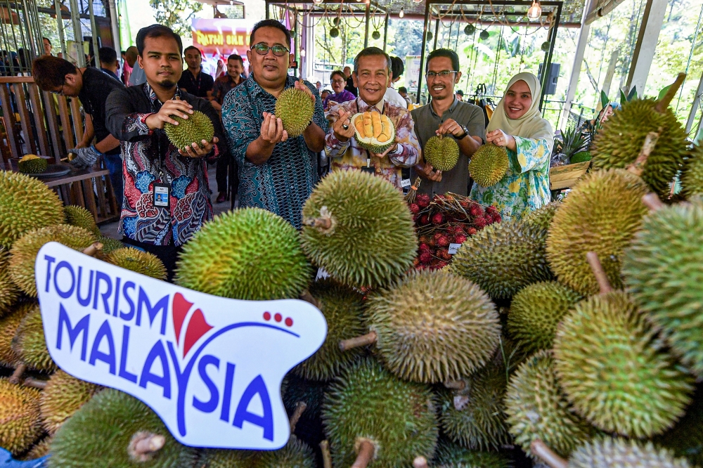 Tourism Malaysia deputy director-general (Planning) Saidi Bundan (3rd, right) shows off the Musang King fruit at the launch of the Durian Tourism Agrotourism Package 2024/2025 at Broga Orchard Hill, Lenggeng, June 27, 2024. — Bernama pic 