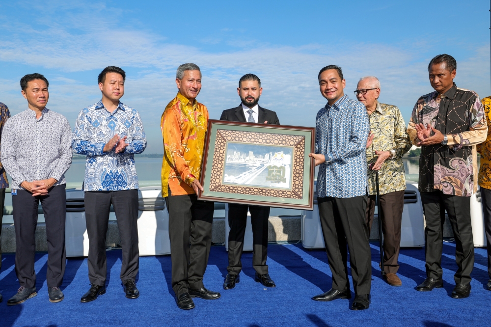 The Regent of Johor Tunku Mahkota Ismail (centre), Johor Menteri Besar Datuk Onn Hafiz Ghazi (third from right) and Singapore Foreign Affairs Minister Dr Vivian Balakrishnan (third from left) during the centennial celebration on the Causeway, organised by the Johor State government, in Johor Baru June 28, 2024. — Bernama pic
