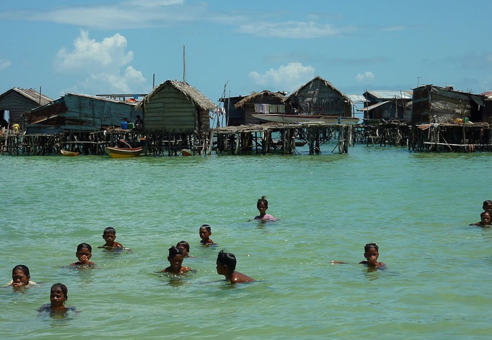 Predominantly dwelling in the waters of South-east Asia, notably in the Philippines, Malaysia, and Indonesia, the Bajau Laut, often dubbed the ‘sea nomads’ or ‘sea gypsies’, are celebrated for their extraordinary diving prowess and profound affinity with the ocean. — Picture by Borneo Child Aid/https://www.flickr.com/photos/borneochildaid-org/4977112154/