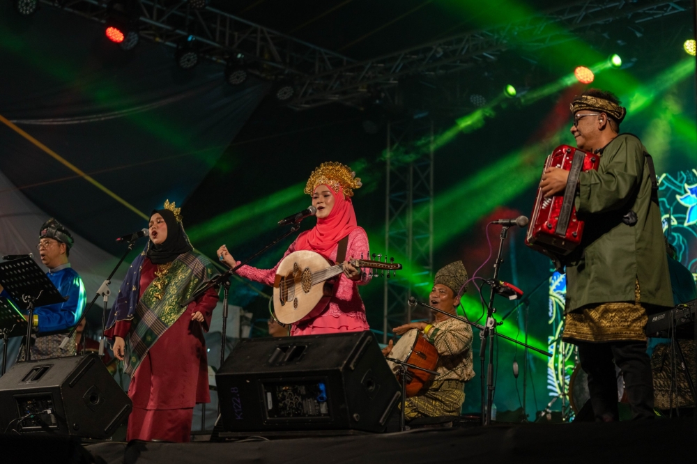 A captivating performance by Ensemble Melayu Nusantara. — Picture by Chimon Upon via The Borneo Post