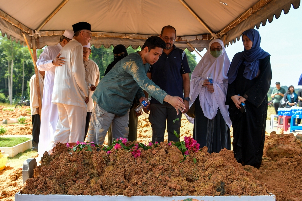 The remains of PKR advisory council deputy chairman Syed Husin Ali were laid to rest at the Section 9 Muslim Cemetery in Kota Damansara today. — Bernama pic