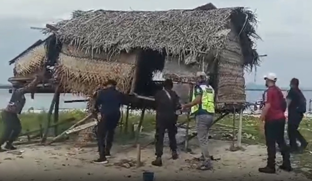 Advocates for the Bajau Laut in Sabah whose houses were demolished in a recent ‘evacuation’ exercise have defended the community’s right to build homes on the east coast near Semporna. — Video screencap