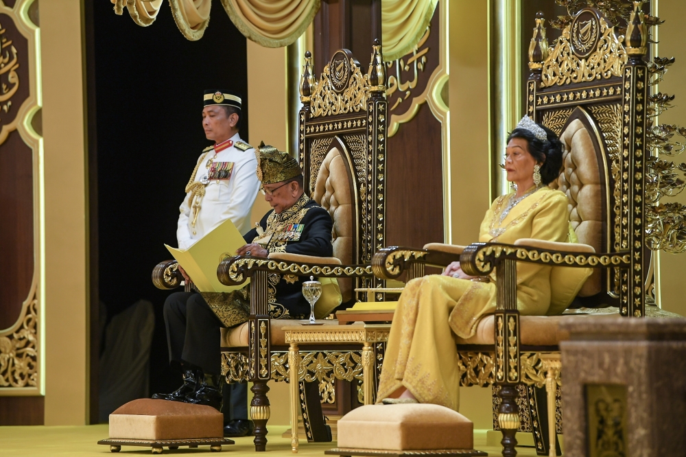 Sultan of Kedah, Al-Aminul Karim Sultan Sallehuddin Sultan Badlishah gives his royal address at the awards and medals investiture ceremony in conjunction with his 82nd birthday celebration held at Istana Anak Bukit here today. — Bernama pic