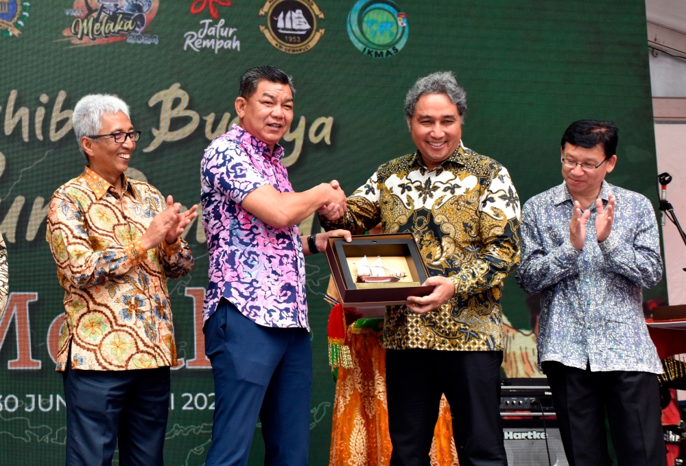 Indonesian Culture, Education, Culture, Research and Technology Ministry Director-General Hilmar Farid (2nd right) presents a souvenir to the Melaka Tourism, Heritage, Art and Culture Exco Datuk Abdul Razak Abdul Rahman (2nd left) after officiating the ‘Muhibah Budaya Jalur Rempah’ (Spice Route and Cultural Connectivity) programme in Banda Hilir June 30, 2024. — Bernama pic