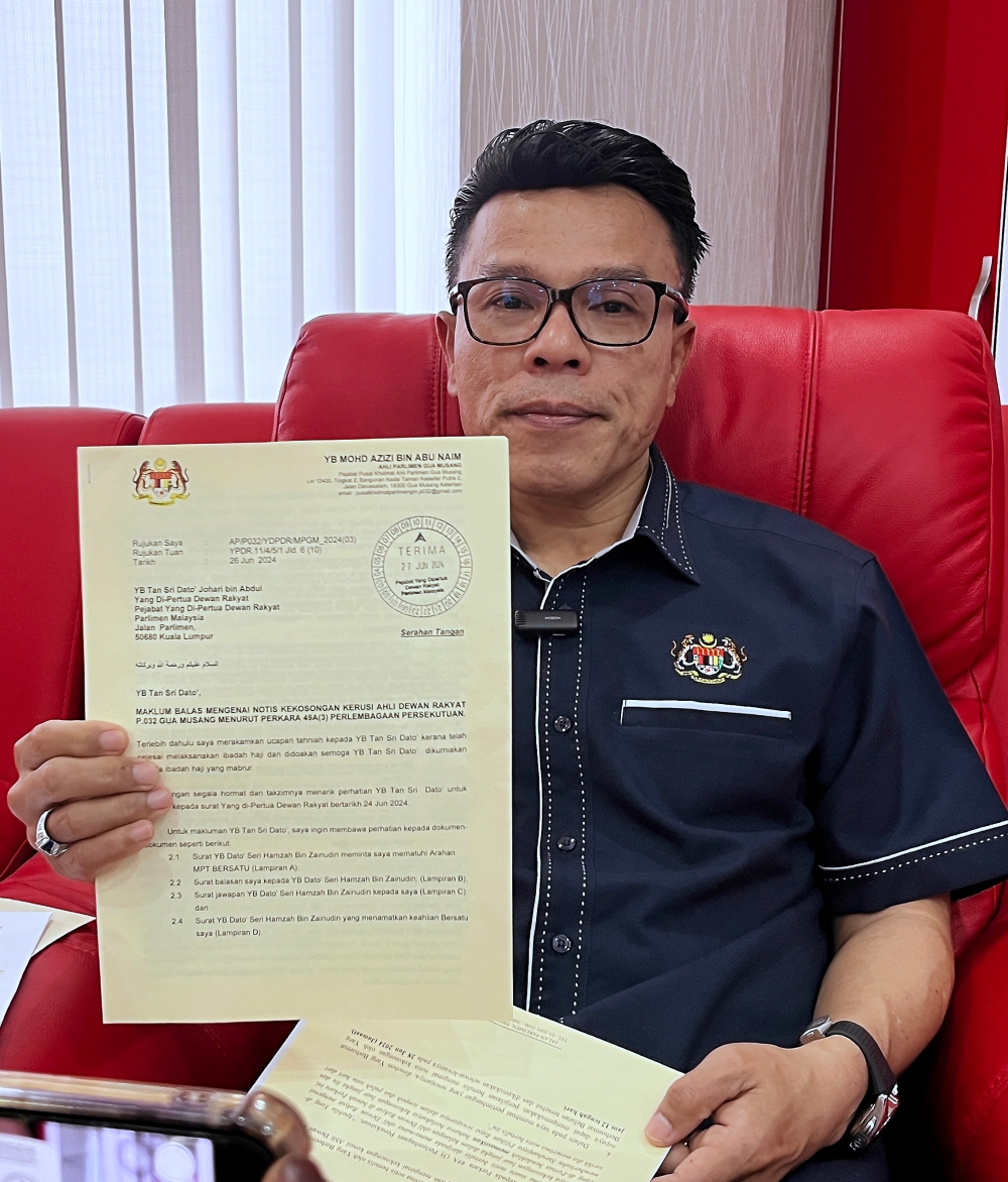 Former Nenggiri assemblyman Mohd Azizi Abu Naim shows a letter of response regarding the vacant Nenggiri state assembly seat in his office in Gua Musang June 30, 2024. — Bernama pic