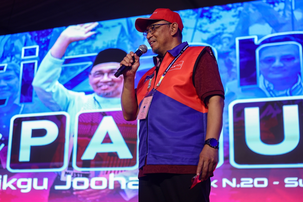 Pakatan Harapan (PH) candidate Dr Joohari Ariffin speaks after completing the launc of ‘Iltizam Cikgu Joohari’ launch in conjunction with the Sungai Bakap state by-election at Padang Lalang Taman Tasek Indah June 29, 2024. — Bernama pic
