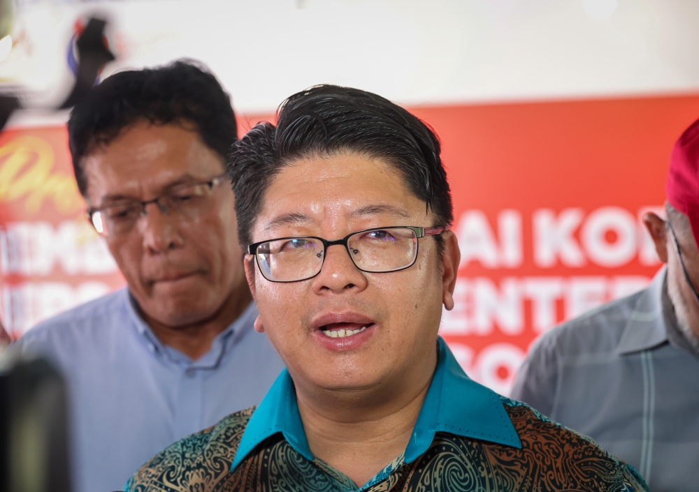 Penampang MP Datuk Ewon Benedick tonight distributed RM20,000 in immediate aid to help flood victims in Penampang. — Bernama pic