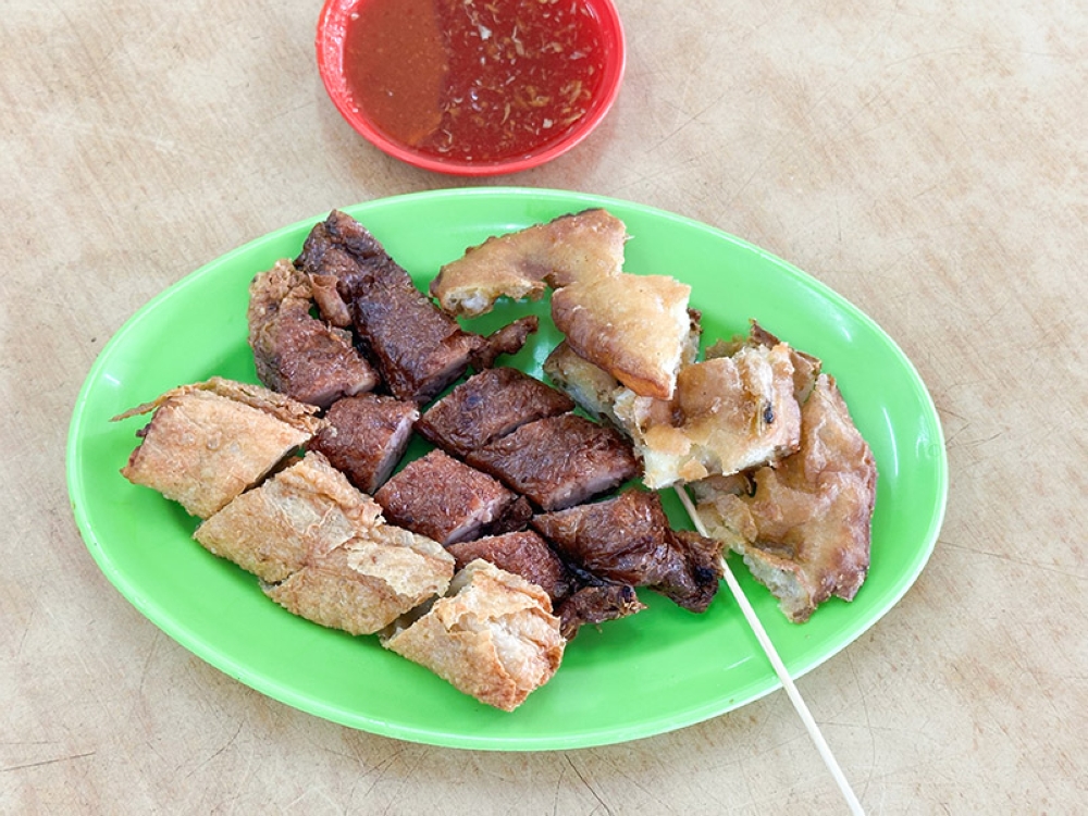 There's three types of 'lorbak' to select, to be paired with ultra crunchy prawn fritters and the all-important 'lor' sauce and chilli sauce.