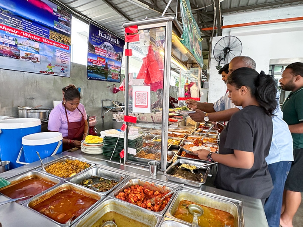 Previously from Restoran Hoong Jun, this popular Meena Indian Rice draws regular diners with their various curries.