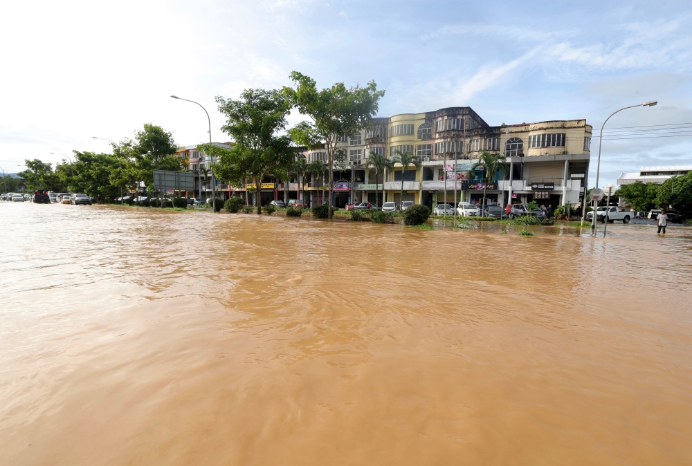 The floods struck following heavy rain from afternoon to night yesterday. ― Bernama pic