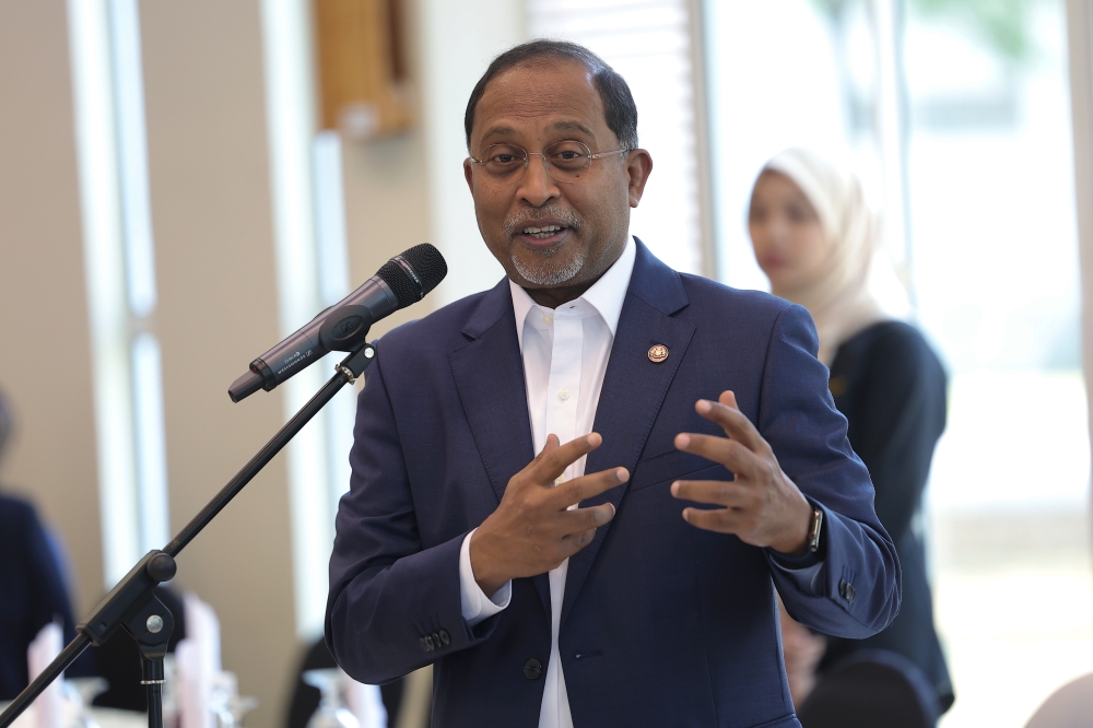 Higher Education Minister Datuk Seri Zambry Abdul Kadir today said public universities would have no problem accommodating all SPM top scorers as announced by Prime Minister Datuk Seri Anwar Ibrahim last night. ― Bernama pic