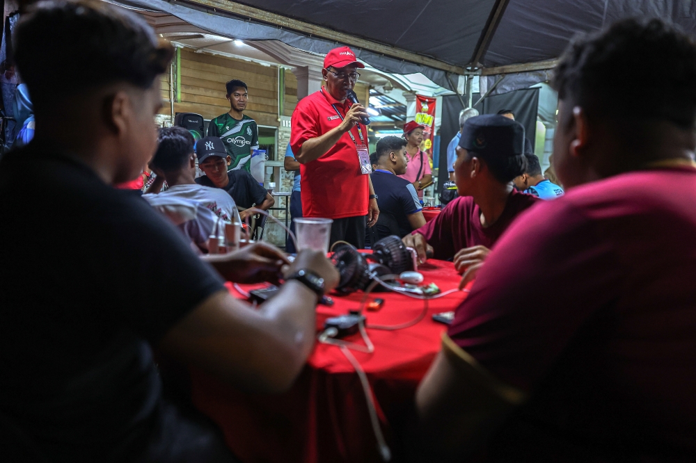 Pakatan Harapan candidate Joohari Ariffin speaks to participants of the Madani PUBG e-Sports Championship organised by Persatuan Semarak Aspirasi Madani in Nibong Tebal July 1, 2024. ― Bernama pic