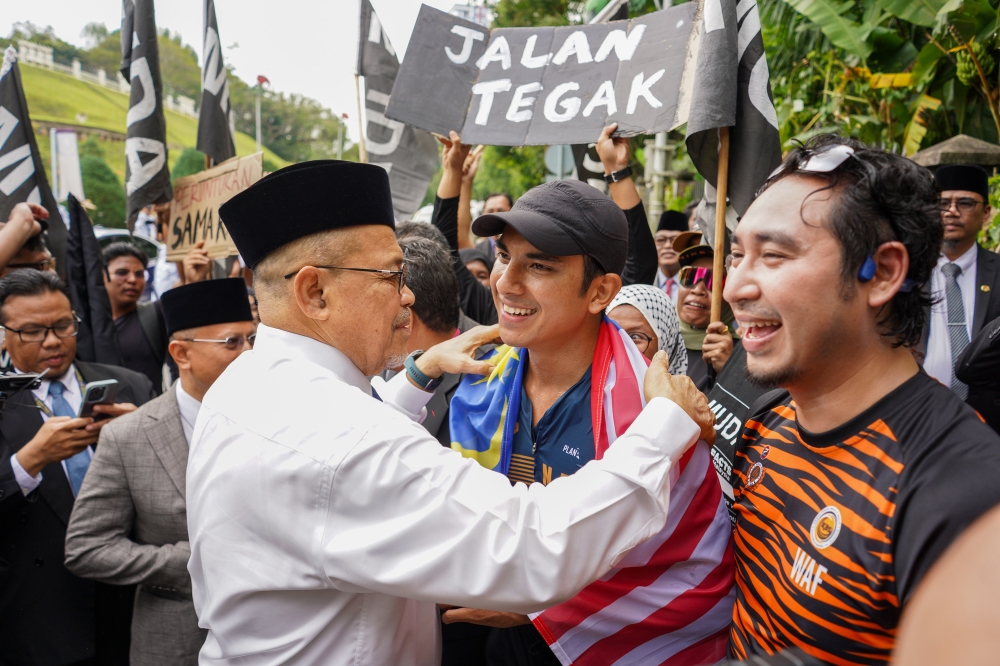 Syed Saddiq Abdul Rahman flanked by Datuk Radzi Jidin and Wan Ahmad Fayhsal Wan Ahmad Kamal as he arrives at Parliament. July 1, 2024. — Picture by Shafwan Zaidon
