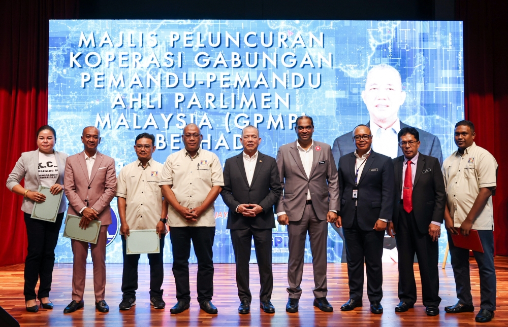 KUALA LUMPUR, July 1 -- Deputy Prime Minister ll Datuk Seri Fadillah Yusof poses for a photo (centre) with members of the cooperative at the launch of Koperasi Gabungan Pemandu-Pemandu Ahli Parlimen Malaysia (GPMP) Berhad at the Parliament in Kuala Lumpur July 1, 2024. — Bernama pic