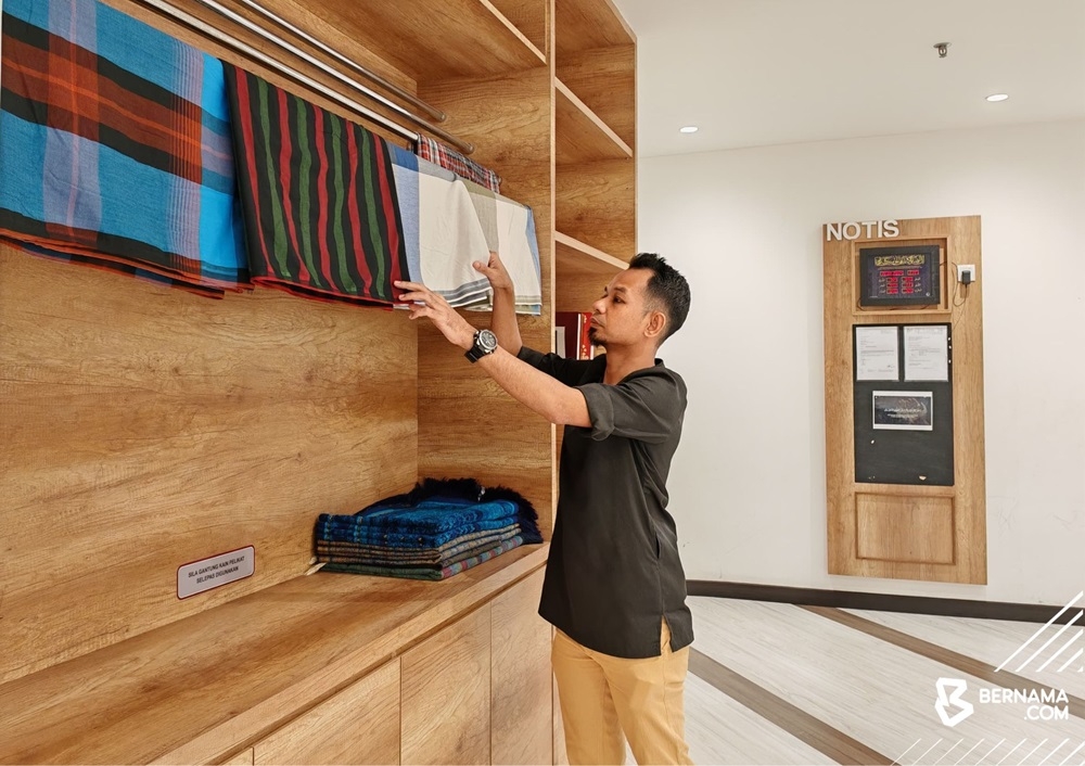 Supermarket manager and influencer Rusydi Sayuti Rosli has been contributing his time and energy towards creating and posting videos of his reviews of prayer facilities for Muslims at various public locations on social media. — Picture courtesy of Rusydi Sayuti Rosli 