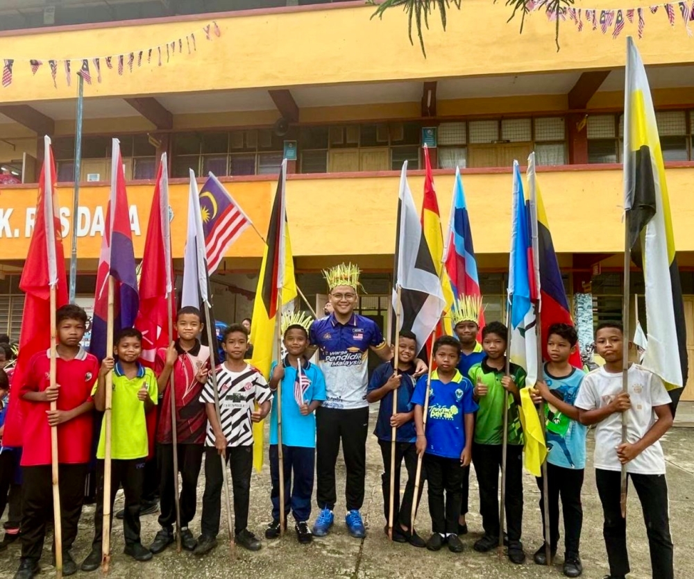 Teach for Malaysia fellow Michael Hillary Louis (centre) Michael taught English to Primary Four, Five and Six students at SK RPS Dala between 2022 and 2024. — Picture courtesy of Michael Hillary Louis