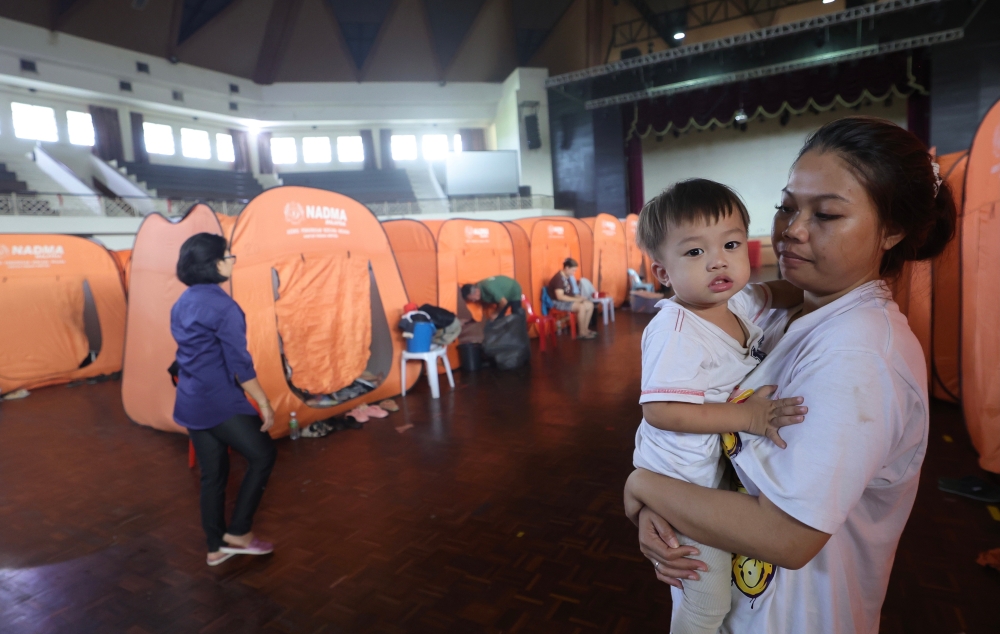 The floods in Penampang have brought out the generous nature of many Sabahans, with food banks and relief efforts popping up all over the district which has been hardest hit by the recent disaster. — Bernama pic