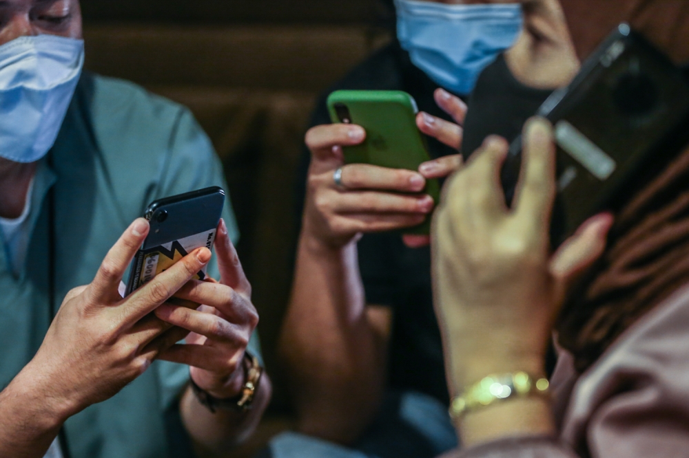 Teo said the construction of the 5G network is focused on urban areas with high economic activity at present, but expansion to other areas, including rural ones, has also begun and will continue periodically. — Picture by Hari Anggara