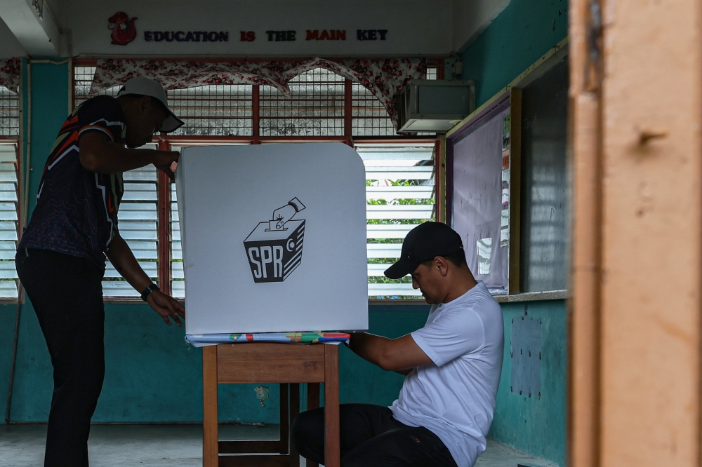 Electoral Commission officers prepare the ballot channels for voting day for the Sungai Bakap N.20 state by-election at Sekolah Kebangsaan Jawi June 5, 2024. — Bernama pic